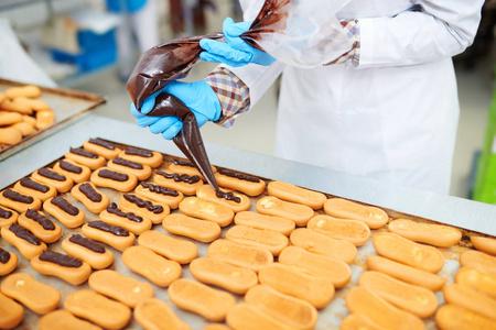 橡胶糖果农作物糖果厂员工用糖衣袋装饰糕点和巧克力奶油照片